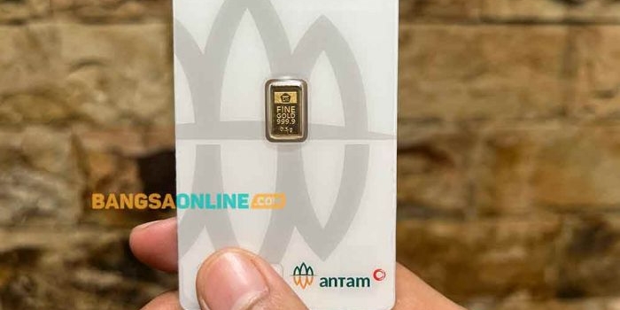 Harga emas Antam turun sejak Kamis (16/11/2025). Foto: Sulthon/BANGSAONLINE.