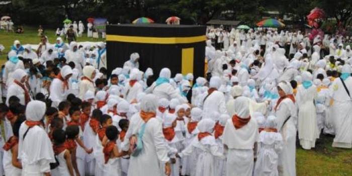 Siswa-siswa TK Dharma Wanita se-Kecamatan Jabon saat mengikuti manasik haji cilik. foto: Agus HP/BangsaOnline.com