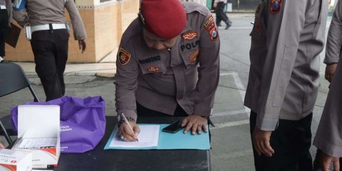 Personel unit Jatanras Satreskim Polres Sampang saat menjalani tes urine. (dok. Ist)