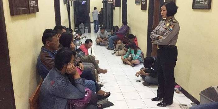 BUKAN SUAMI ISTRI: 21 pasangan mesum yang diamankan aparat Polres Blitar diberi pengarahan oleh Iptu Polwan Nanik di Ruang Reskrim Unit PPA. foto: tri susanto/ BANGSAONLINE