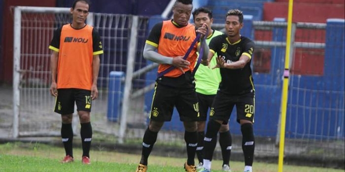Pemain Persik Kediri saat berlatih di Stadion Brawijaya, Kota Kediri. (foto: ist.)