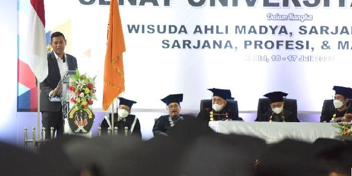 Wali Kota Kediri Abdullah Abu Bakar saat memberi sambutan di acara Wisuda Universitas Kadiri. Foto: Ist.