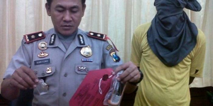 ?Kapolsek menunjukan Barang Bukti Sabu dengan latar belakang pelaku. Foto:rusmiyanto/BANGSAONLINE