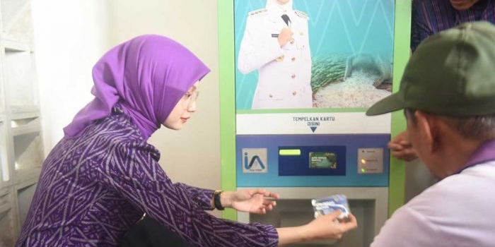 lewat-atm-beras-wali-kota-kediri-tinjau-penyaluran-bantuan-untuk-masyarakat