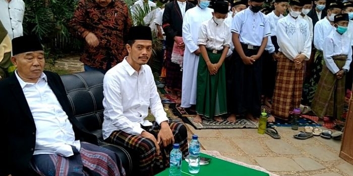  Prof Dr KH Asep Saifuddin Chalim, MA, dan KH Imam Jazuli, Lc, MA di tengah para santri Pondok Pesantren Bina Insan Mulia Cisaat Cirebon Jawa Barat, Kamis (21/10/2021). Foto: MMA/BANGSAONLINE.com