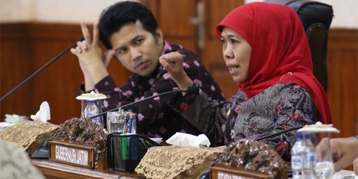 Gubernur Jatim, Khofifah Indar Parawansa saat memimpin Rapat Terbatas (Ratas) yang juga dihadiri Wagub Emil Dardak. Ratas itu membahas tentang peningkatan Indeks Pembangunan Manusia (IPM) di Gedung Negara Grahadi, Surabaya. foto: ist