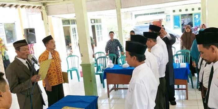 Camat Senori Sugeng Purnomo saat melantik para perangkat desa yang ditunjuk menjadi Plt Sekdes. foto: AHMAD/ BANGSAONLINE