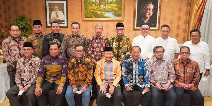 Bupati Pamekasan, Baddrut Tamam, bersama tokoh-tokoh Madura saat silaturahmi dengan Mahfud MD di Jalan Denpasar Raya, Kuningan, Jakarta Selatan.