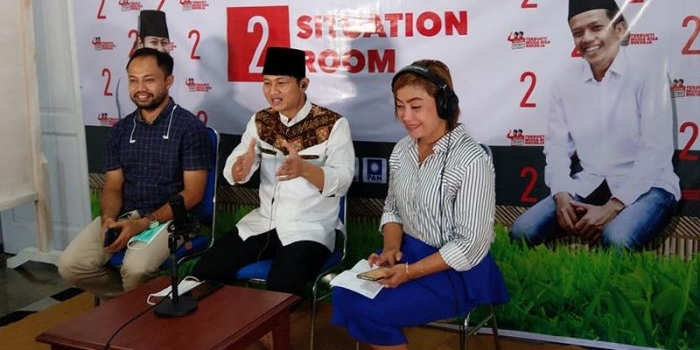 Donald Fariz (kiri) dan Moch Nur Arifin (tengah) saat berada di Posko Pemenangan Ipin-Syah, Jl. Wachid Hasyim Trenggalek.