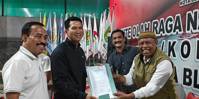 Samanhudi Anwar didampingi pendukungnya saat mengembalikan formulir pendaftaran dan persyaratan bakal calon Ketua KONI Kota Blitar.