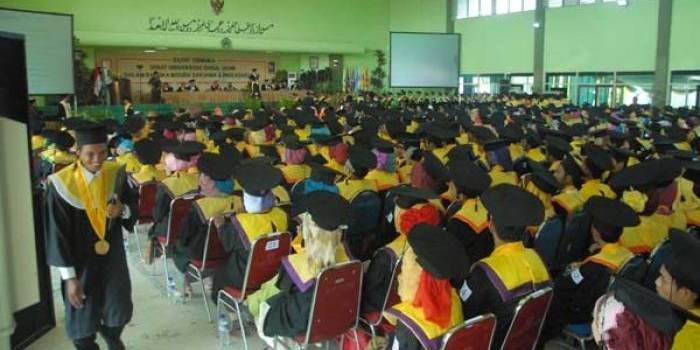 Suasan Wisuda yang digelar Universitas Darul Ulum Jombang, Minggu (11/11). foto: rony suhartomo/BANGSAONLINE