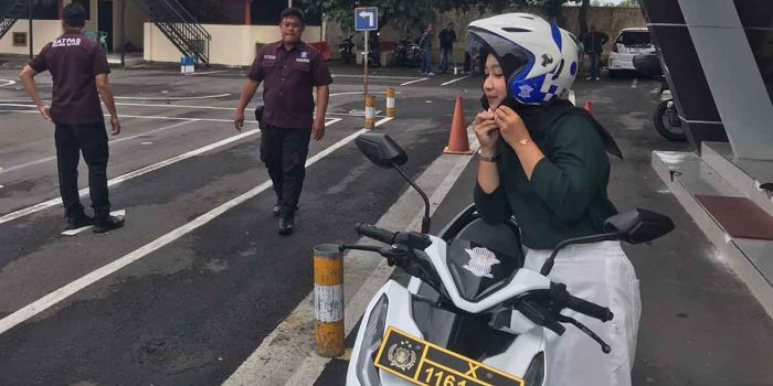 diberi-latihan-petugas-satpas-pelajar-sma-ini-akhirnya-lulus-ujian-praktik-sim-di-polres-blitar