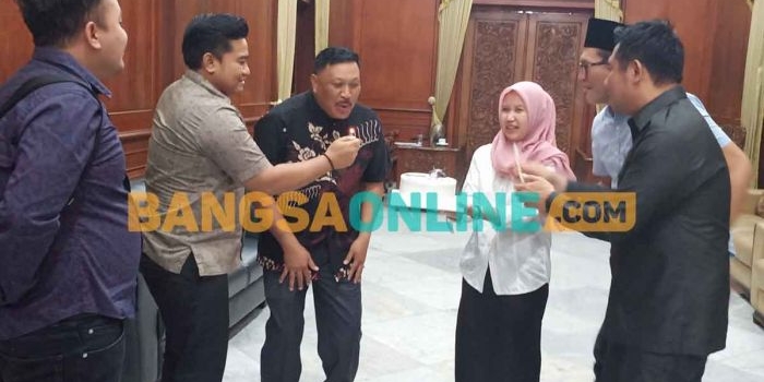 ulang-tahun-pimpinan-dprd-gresik-beri-kejutan-ke-mujid-riduan