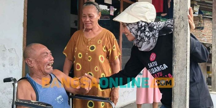 Calon Wali Kota Kediri nomor urut 2, Ferry Silviana Feronica atau yang akrab disapa Bunda Fey, saat menyapa salah seorang warga yang sedang sakit. Foto: MUJI HARJITA/BANGSAONLINE