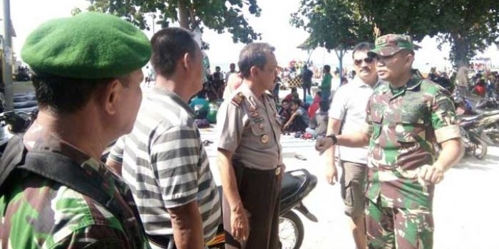 Dandim 0817 Gresik Letkol Kav. Widodo Pujianto SH saat mengecek pengamanan di WPP Pantai Delegan. foto: SYUHUD/ BANGSAONLINE