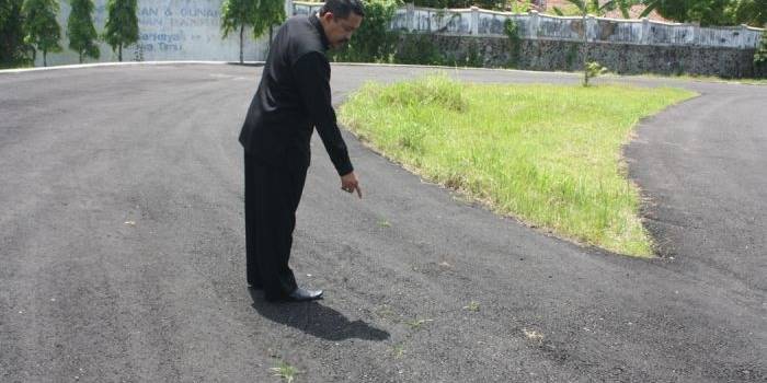 Ketua Komisi III Drs.Sukarodin S.Ag. saat meninjau lokasi proyek peningkatan jalan di Stadion Minak Sopal Trenggalek. foto: Aris Yudisantoso/BangsaOnline