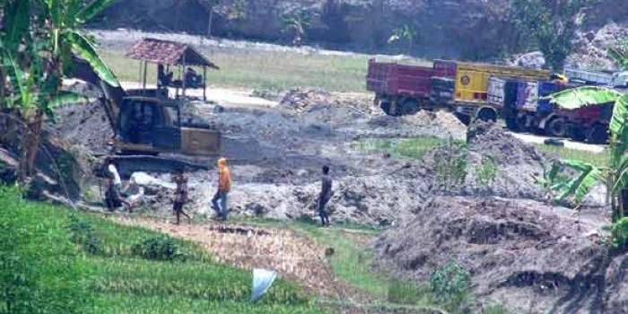 Kondisi lahan penambangan galian C di Dusun Jurug, Desa Dumplengan, Kecamatan Pitu yang rusak dan mengganggu lahan pertanian. foto: agus honk/BANGSAONLINE