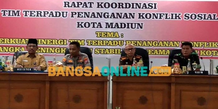 Rakor Tim Terpadu Penanganan Konflik Sosial yang dipandu oleh Asisten I Kota Madiun. Foto: HENDRO SUHARTONO/BANGSAONLINE