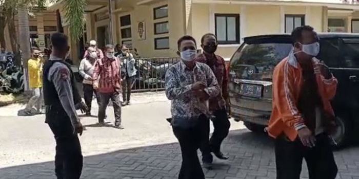 Para tersangka saat diperiksa penyidik KPK di Mapolres Probolinggo. (foto: ist)