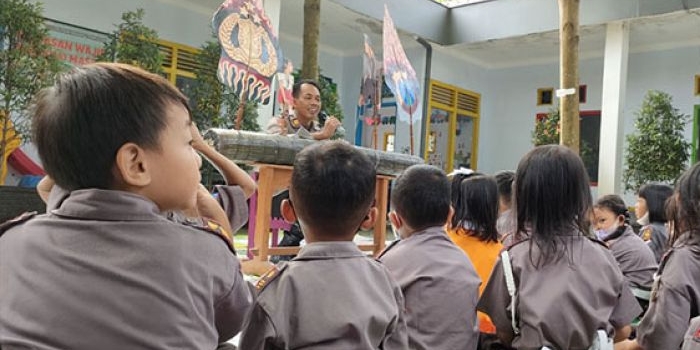 Kapolsek Pare AKP Bowo Wicaksono saat mendalang dihadapan anak-anak TK Kemala Bhayangkari 43 Pare