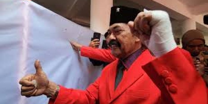 Ketua DPC Kota Solo FX Hadi Rudyanto saat cap jempol darah, Jumat (10/1/2025). Foto: Joglosemar news