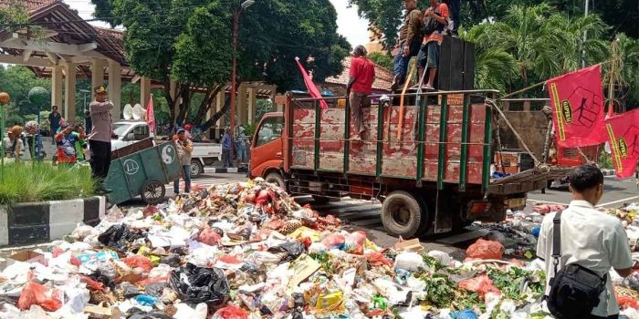 Demo petugas kebersihan di Sidoarjo.