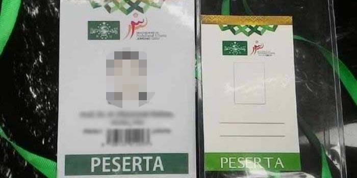 Tampak dua ID card yang berbeda antara Muktamirin yang pro AHWA (kiri) dan ID card untuk Muktamirin yang menentang AHWA (kanan). (foto: rony suhartomo/BANGSAONLINE)