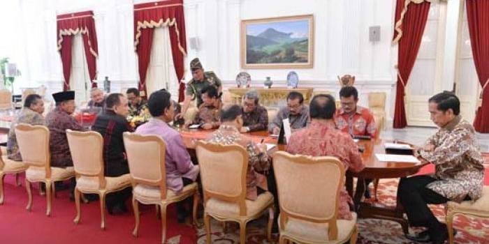 Gubernur Soekarwo dan 8 gubernur provinsi lain serta 2 pengurus pusat APPSI saat menghadap Presiden Jokowi membahas percepatan ekonomi daerah di Istana Merdeka. (foto: hms)