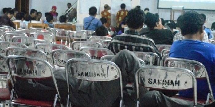 Rekapitulasi dan penetapan perolehan suara pileg kabupaten Situbondo di gedung bhayangkara. Ada yang keleahan, tadi malam (22/04). Foto:hadi prayitno/BANGSAONLINE

