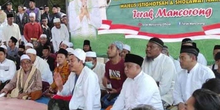 Ketua DPW PKS Jatim, Irwan Setiawan, bersama KHR Moh. Kholil As