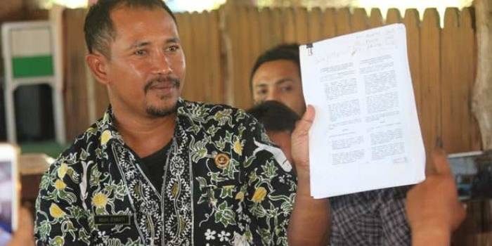 Kades Pucangan saat menunjukkan surat perjanjian sewa tanah bengkok kepada para wartawan. foto: SUWANDI/ BANGSAONLINE