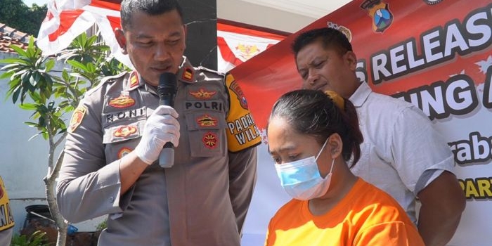 Kapolsek Gunung Anyar AKP Roni saat meminta keterangan terhadap MJ, penadah motor curian. 