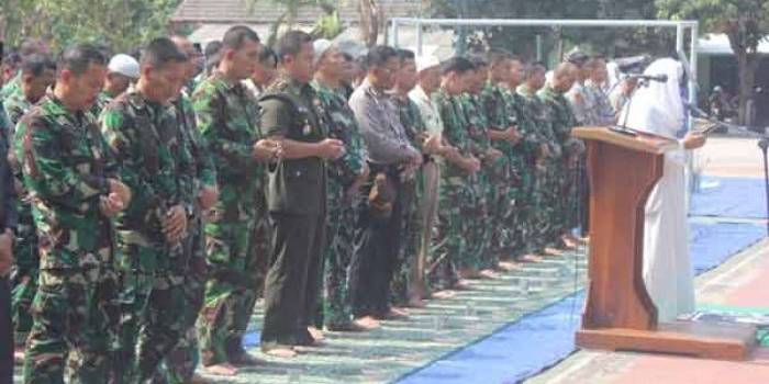 Para prajurit TNI Kodim 0811 Tuban saat melakukan berdoa bersama meminta hujan dan berharap bencana yang melanda Indonesia segera teratasi. foto: suwandi/BANGSAONLINE