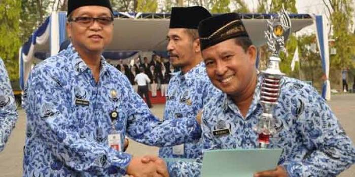 Plt Sekkab, Bambang Isdianto memberikan ucapan kepada para PNS di hari Korpri. foto: syuhud/ BANGSAONLINE