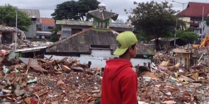 Masjid Al Mubarokah Kawasan Kalijodo sebelum dibongkar pagi tadi (1/3). Kini bangunan tersebut sudah rata dengan tanah. foto: rakisa/ BANGSAONLINE