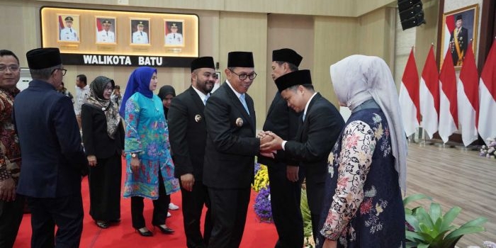wali-kota-batu-lantik-dewas-dan-direksi-perumdam-among-tirto-masa-bhakti-2025-2030
