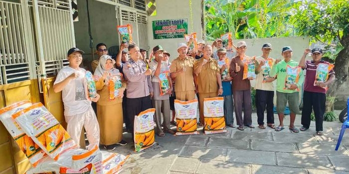 bupati-kediri-salurkan-bantuan-benih-untuk-petani-terdampak-banjir