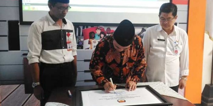 M Arbayanto, Komisioner KPU Jawa Timur, menandatangani prasasti RPP disaksikan Sekkota Malang Dr Idrus Achmad MSi,  dan Ketua KPU Kota Malang, Zainudin. foto: IWAN IRAWAN/ BANGSAONLINE