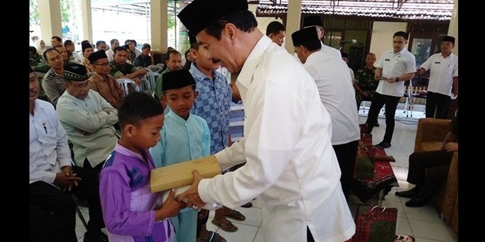 Pj Bupati Pamekasan Fattah Jasin juga memberikan santunan terhadap anak yatim-piatu di Kecamatan Tlanakan dan Kecamatan Kota Pamekasan.