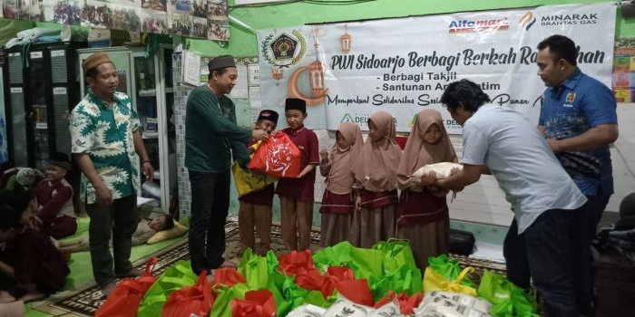 Pengurus PWI Sidoarjo menyerahkan santunan anak yatim di Yayasan Al Kahfi, Senin (17/4/2023). Foto: Ist.