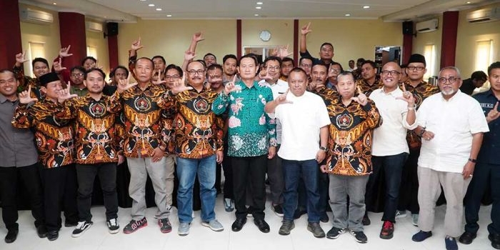 Jajaran pengurus PWI Jatim, PWI Lamongan, foto bersama Bupati Yuhronur Efendi. Foto: Ist.