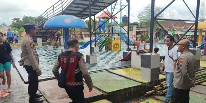 Personel Polres Bondowoso saat meninjau salah satu lokasi objek wisata.