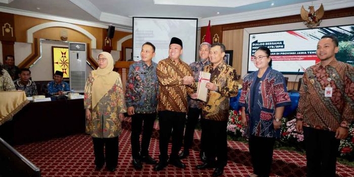 amankan-aset-negara-menteri-atrbpn-serahkan-ratusan-sertifikat-tanah-aset-pemda-se-jawa-tengah