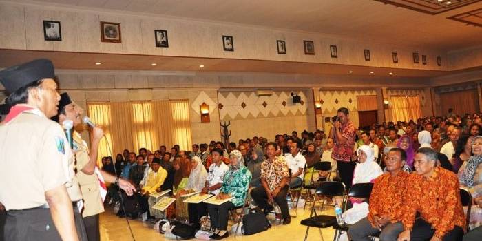 PUGAR. Bupati-Wabup, Sambari-Qosim ketika sosialisasi bantuan pemugaran rumah Gakin. Foto : syuhud/HARIAN BANGSA