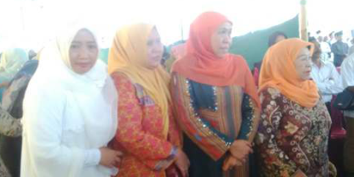 Khofifah saat mendatangi PP Darul Karomah Gunung Jati, Keramat, Keraton Pasuruan.