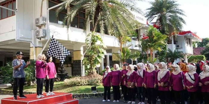 meriahkan-hut-ke-80-ri-vinanda-prameswati-berangkatkan-jalan-sehat-dwp-kota-kediri