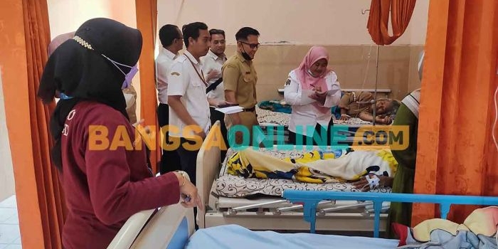 Warga dari Desa Ampelgading, Kecamatan Selorejo, Kabupaten Blitar, saat dirawat usai keracunan lantaran mengonsumsi gurami bakar. Foto: AKINA NUR ALANA/BANGSAONLINE