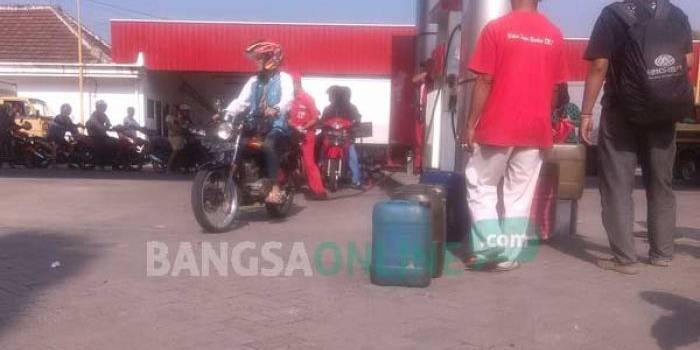 Antrian jerigen sebelum dibubarkan oleh petugas Hiswana Migas Kediri. foto: arif kurniawan/ BANGSAONLINE