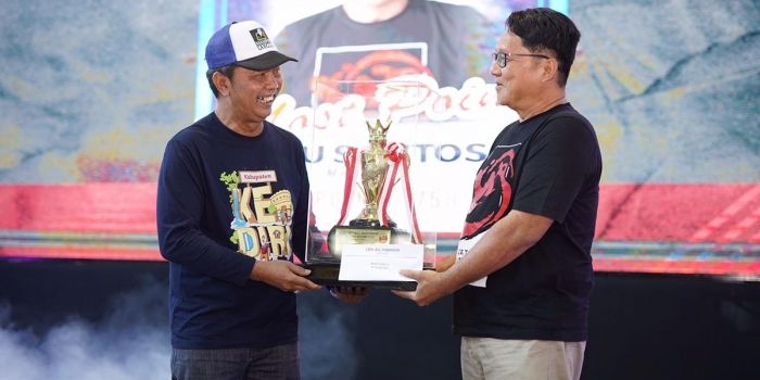 Pj. Sekdakab Kediri Adi Suwignyo (kiri) saat menyerahkan piala kepada salah satu pemenang. Foto: Ist.