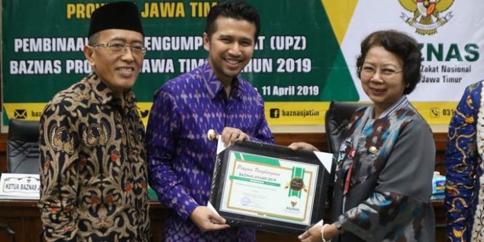 Wagub Jatim Emil Elestianto Dardak memberikan piagam penghargaan kepada Kepala Dinas Kehutanan Jatim, Dewi Juniar Putriatni selaku dinas dengan peningkatan ZIS terbaik pada Baznas Award 2019. foto: ist